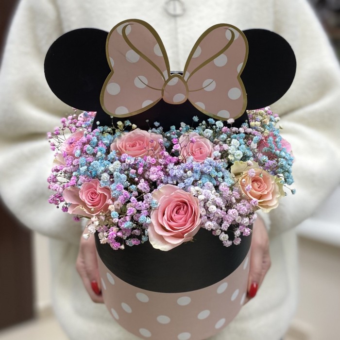 Гипсофила с нежной розой в коробке Микки Маус